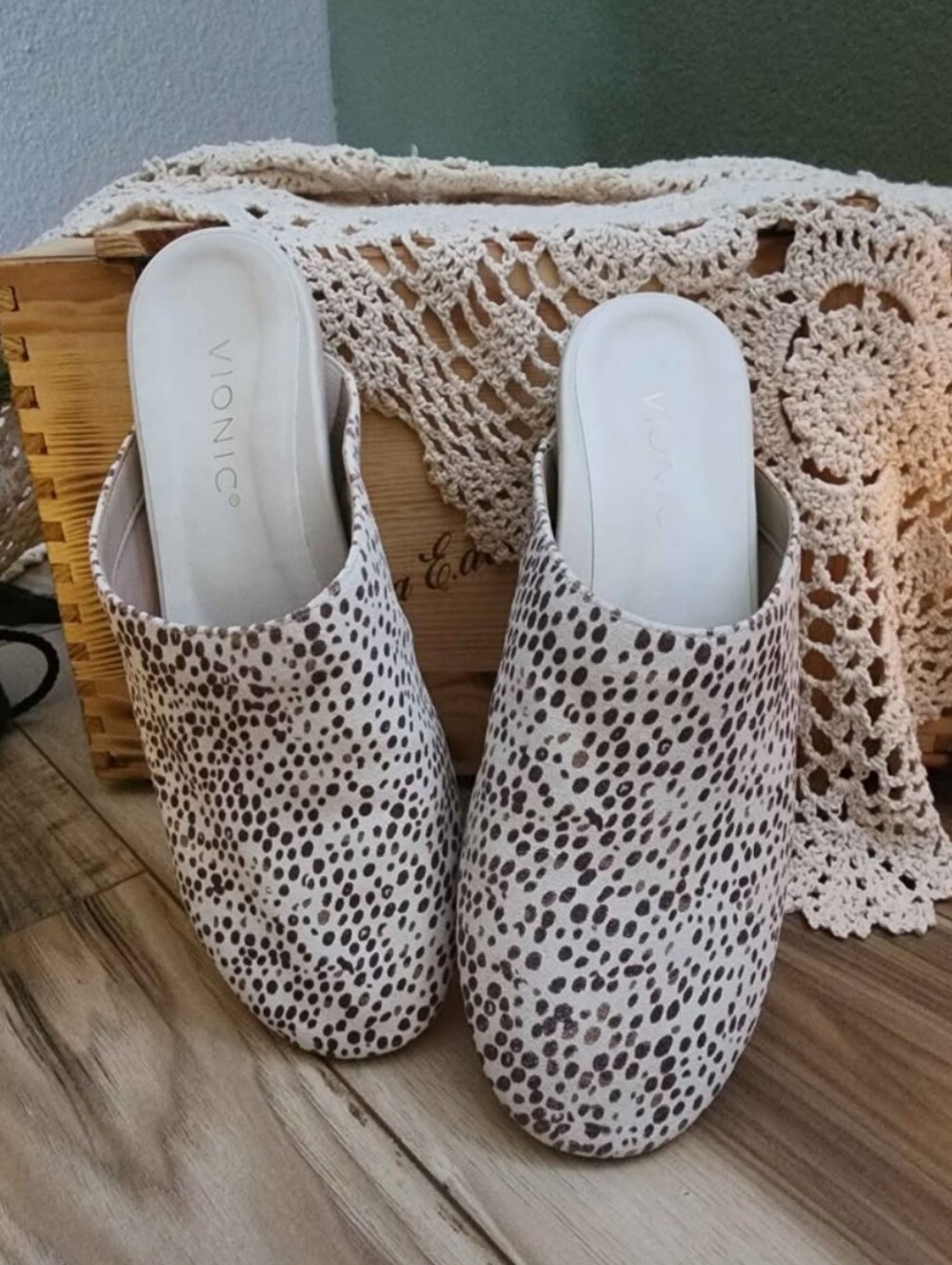 Vionic Women's White Spotted Slip-On Mules